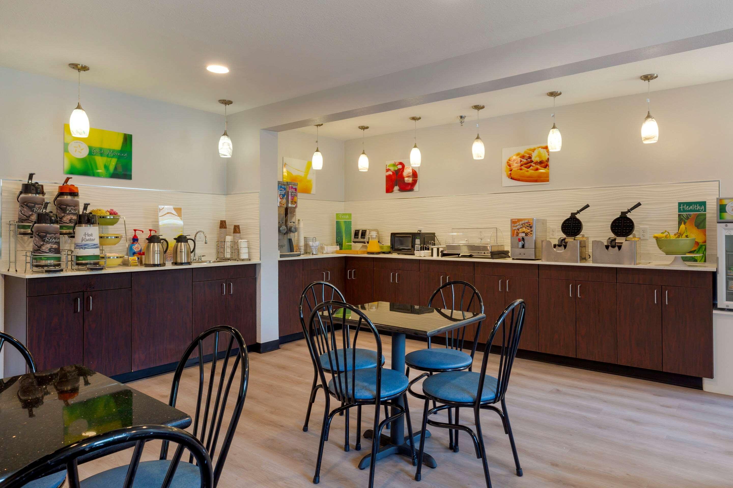 李-伯克夏-奥特莱斯地区速8酒店 李城 外观 照片